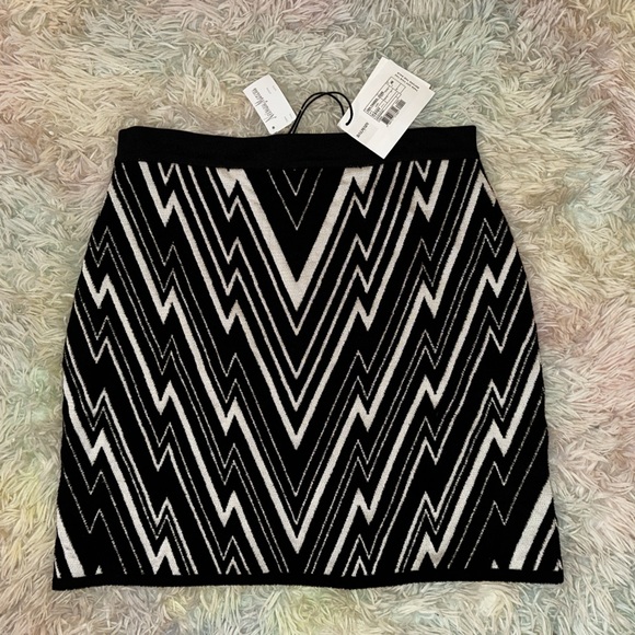 Balmain Dresses & Skirts - New Balmain Monochrome Zigzag Mini Skirt Size 46